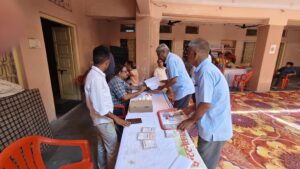 आयुर्वेद चिकित्सा से उपचार करवाते हुए मरीज